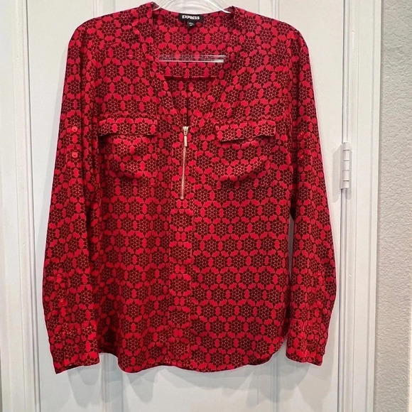 Like New Express Red and Black snowflake print 3/4 gold zip-top Size M - Picture 1 of 11